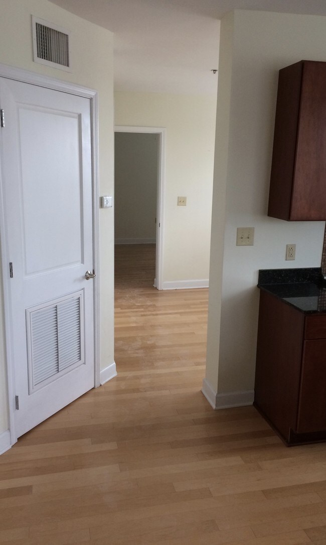 Building Photo - 827 N State St