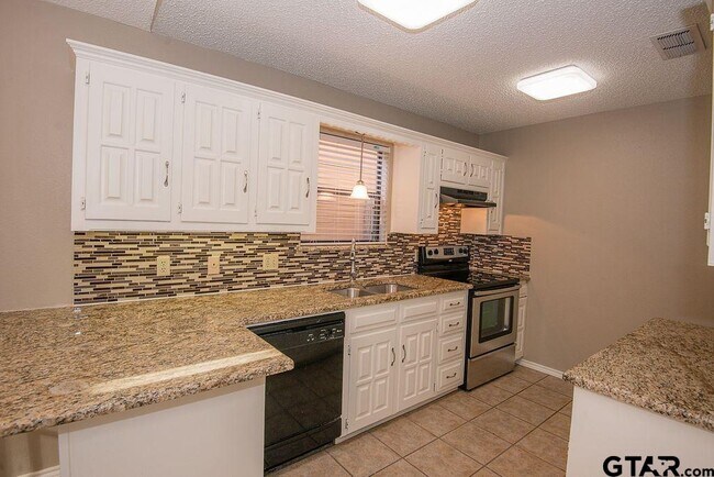 Building Photo - 5907 Hollytree Dr