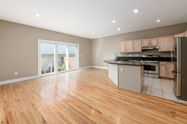 Kitchen /dining room - 1087 Michigan Ave