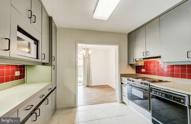 Building Photo - 5 Cross Keys Rd