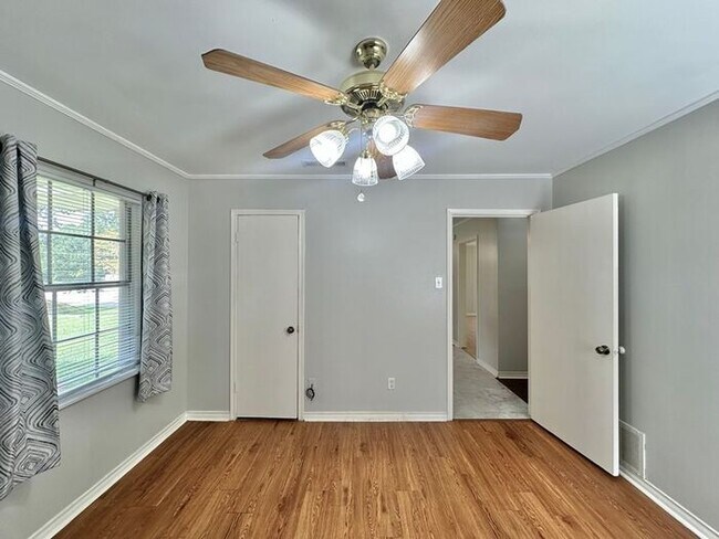 Building Photo - Spacious 3-Bed, 2-Bath Home with Large Sho...