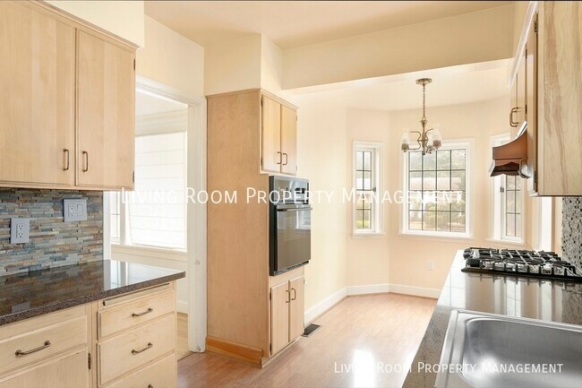 Building Photo - 5905 NE 33rd Ave