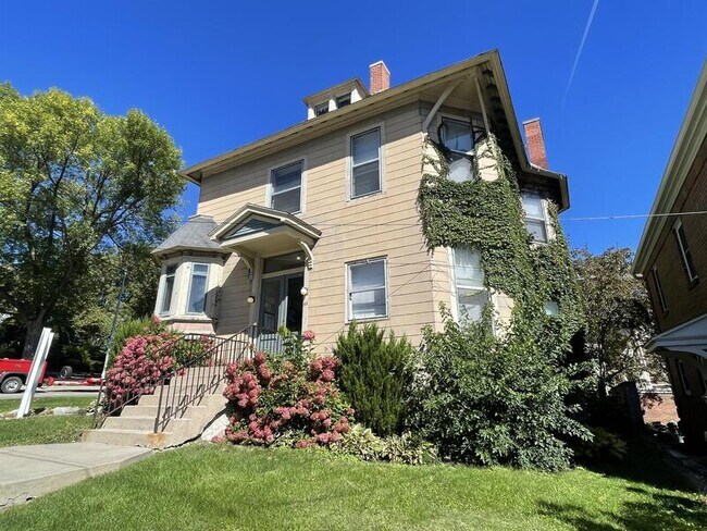 Building Photo - 319 N Pinckney St
