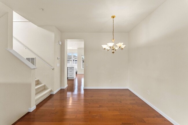 Building Photo - Spacious Townhome in Bellevue College Neig...