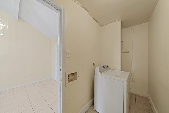 Building Photo - 6319 Southwood Ct N