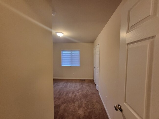 Building Photo - Spacious 4-Bedroom, 2.5-Bath Home Near Downtown Holly