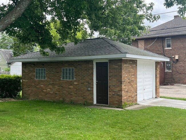 Building Photo - 1600 Lincoln St