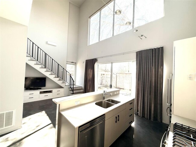 Building Photo - 5006 Woodrow Ave