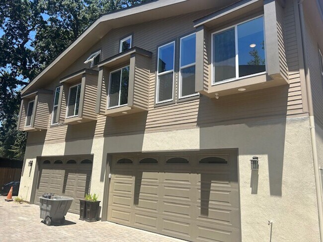 Building Photo - BRAND NEW! 3 bed 2.5 bath Right Next to UCD