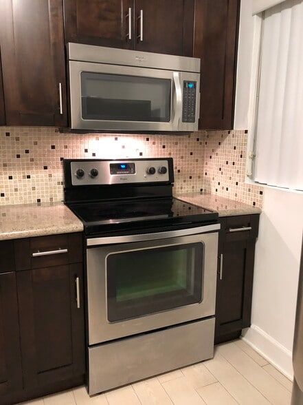 Kitchen - 221 SW 9th Ave