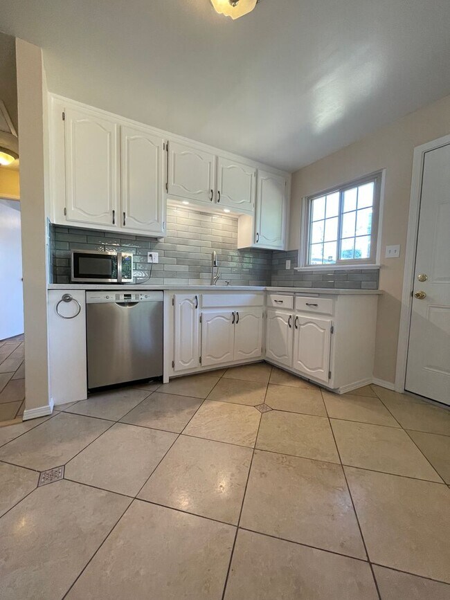 Building Photo - Charming 3-Bedroom Home with Fresh Interio...