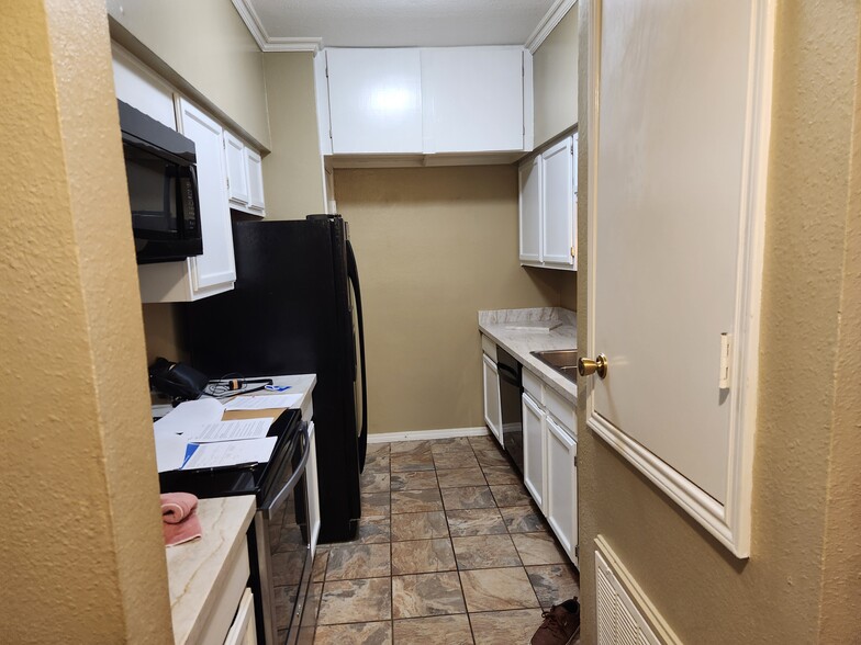 Kitchen - 4001 Tanglewilde St