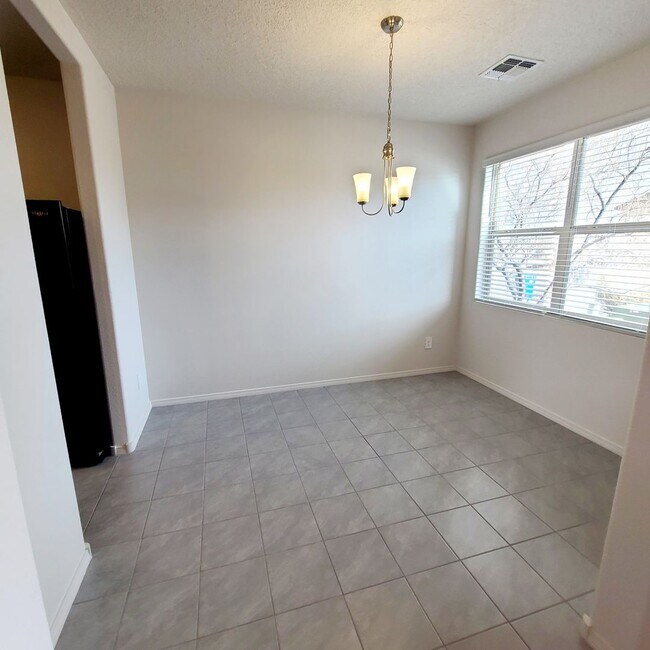 Building Photo - 3 bed 2 bath home in Huning Ranch