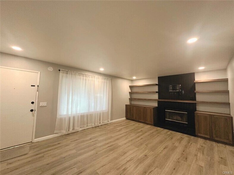 Building Photo - 10416 Larwin Ave