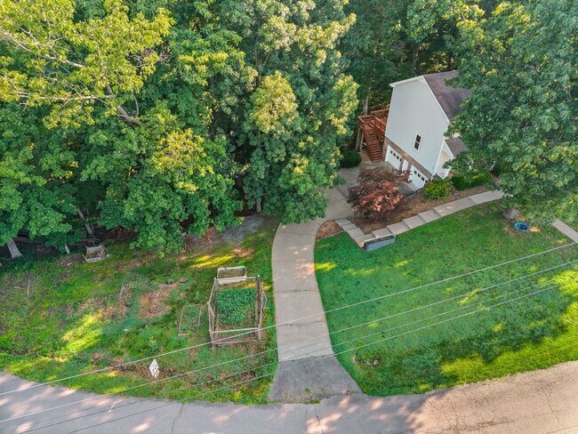Building Photo - Pet Friendly Three Bedroom!