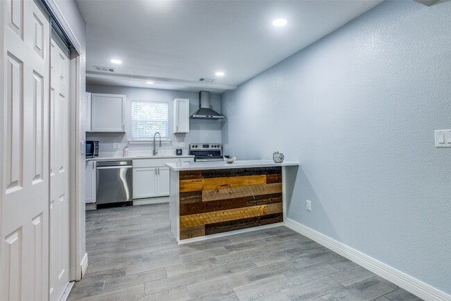 Building Photo - 902 Clark St