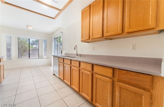 Building Photo - 3645 N Veneer Ln