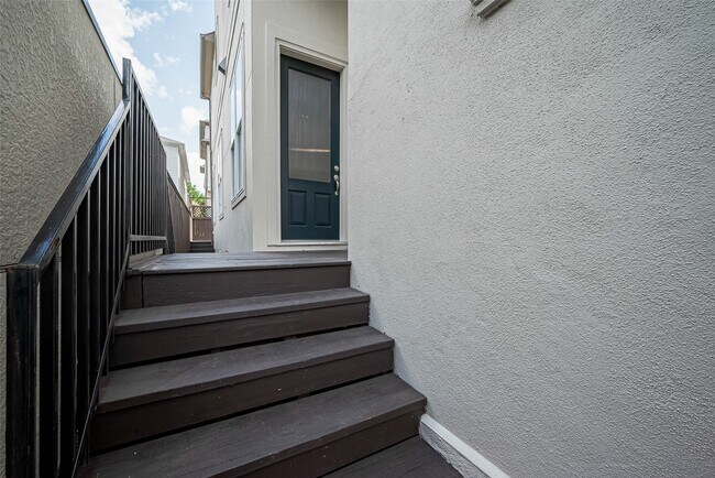 Building Photo - 1035 E 28th St