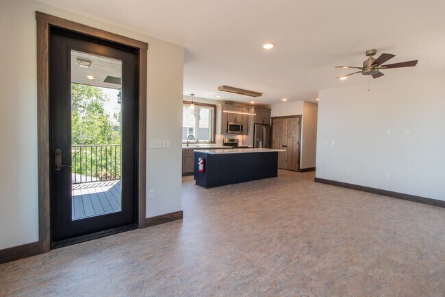 Building Photo - AVAILABLE AUGUST - Beautifully Renovated 2 bed/1bath Home on PARK POINT