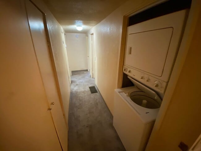 Building Photo - Three Bedroom, One Bathroom House with Fen...