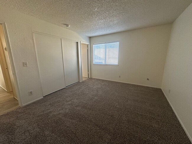 Building Photo - 3 Bedroom 2 Bathroom Home with Yard