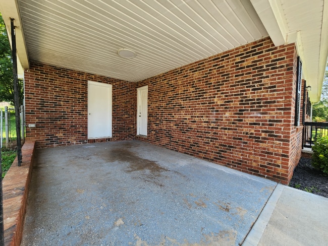 Building Photo - 445 Summerland Dr