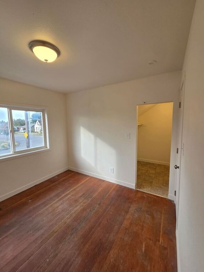 Building Photo - 3 Bed, 1.5 Bath Home in Tacoma! **MOVE IN ...