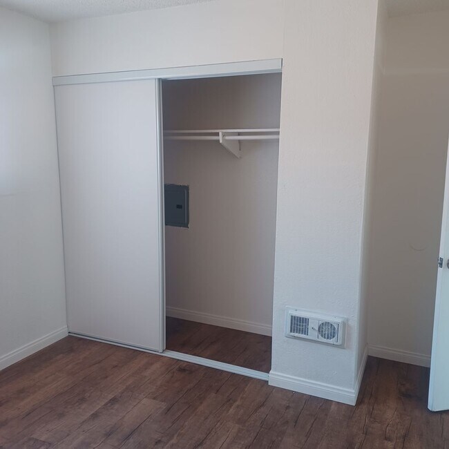 Building Photo - 2BDRM / 1 BATH CONDO Management Super Move...