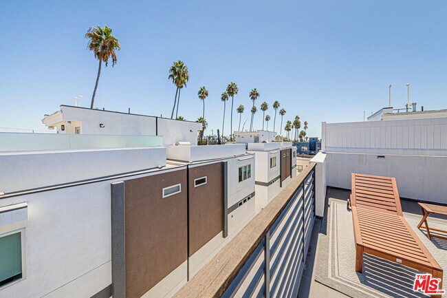 Building Photo - 6142 1/2 Lexington Ave