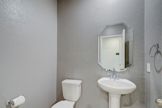 Building Photo - 521 Mossy Rock Dr