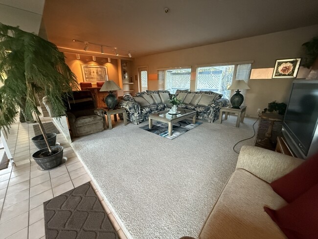 Building Photo - 1722 Alder Dr