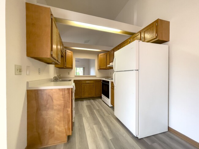 Building Photo - Newly Renovated 2 Bedroom Apartment on Mad...