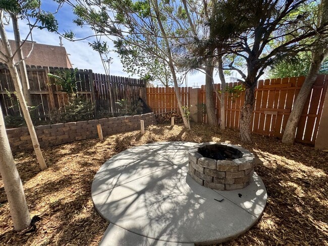 Building Photo - Beautiful 3 bedroom 2.5 bathroom NW Albuquerque.