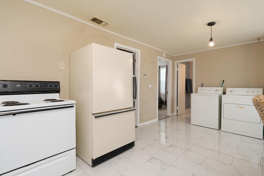 Building Photo - 1341 Hickory St