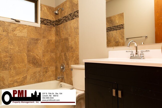 Building Photo - 2 Bedroom and 1.5 Bathroom Apartment Avail...