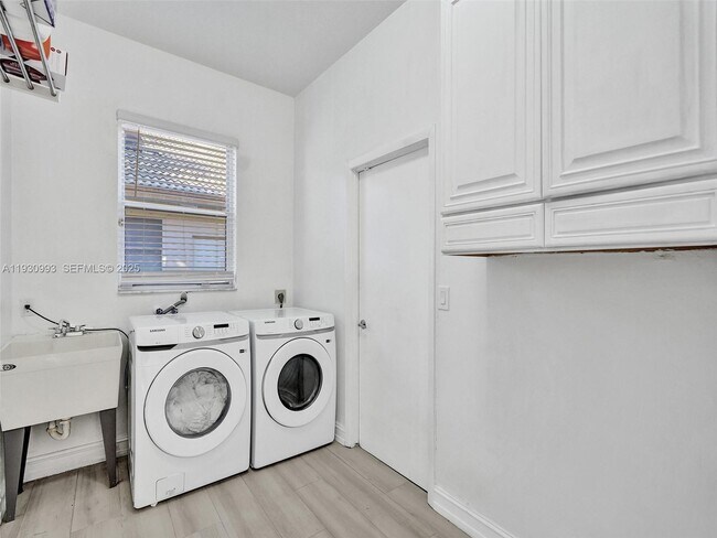 Building Photo - 4310 NW 63rd Ave