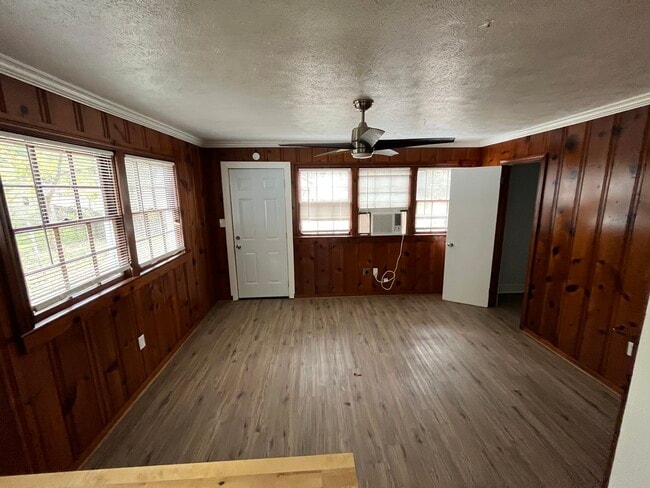 Building Photo - 521 Launcelot Rd