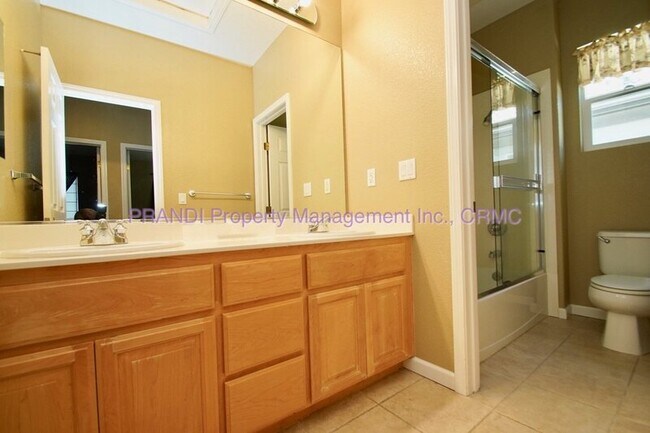 Building Photo - 19 Waterbury Ln
