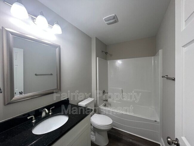 Building Photo - 2109 Hart St