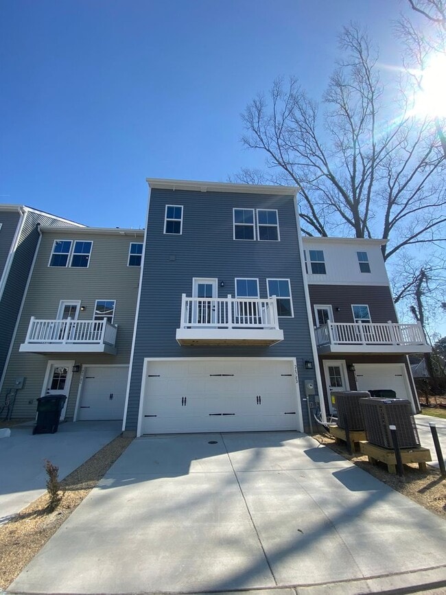 Building Photo - Edge at Azalea