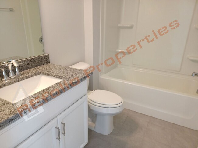 Building Photo - Gorgeous 4 Bedroom House with 1st Floor Pr...