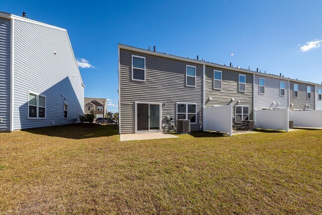 Building Photo - 3 Bedroom, 2.5 Bathroom Townhome in Caroli...