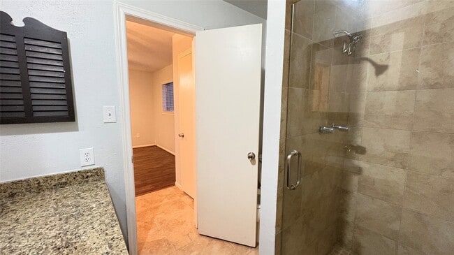 Building Photo - 13914 Oakwood Ln