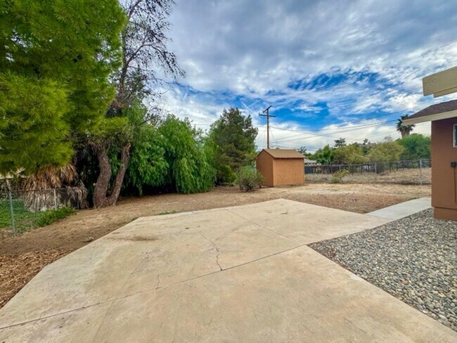 Building Photo - Charming 2 Bed 2 Bath Duplex Home on Large...