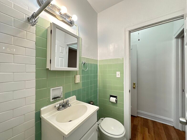 Building Photo - 2536 N Sawyer Ave