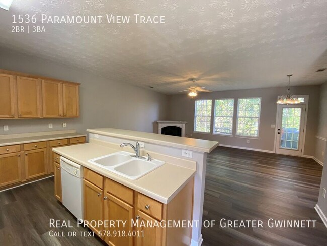 Building Photo - Charming End Townhome in a Great Location!