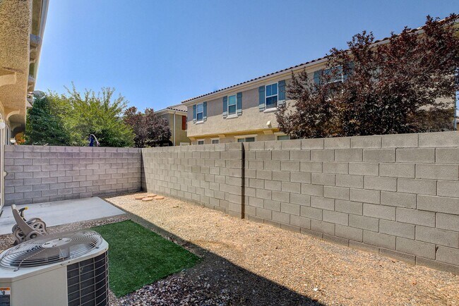 Building Photo - 3909 Sweet Pine St