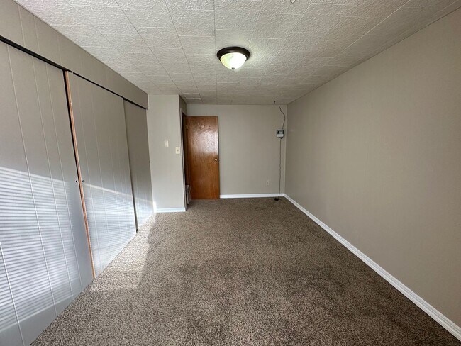 Building Photo - Spacious Northside 4-Bed, 2-Bath Ranch with Hardwood Floors