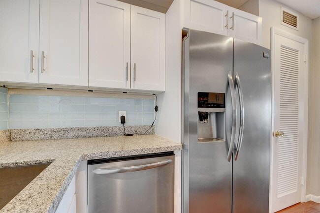 Building Photo - 410 Wilma Cir