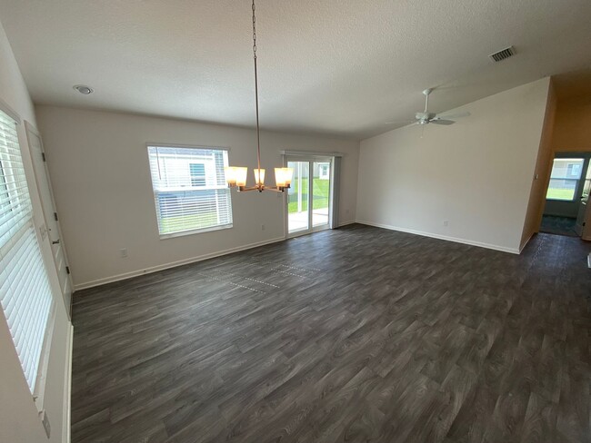 Building Photo - Newer, Beautiful, Spacious  ANNUAL 2 bed, ...